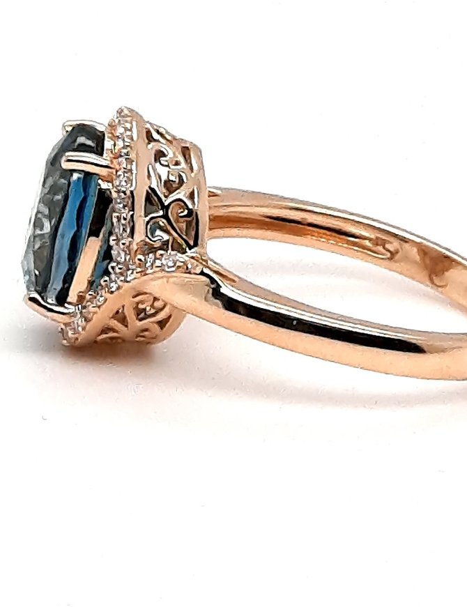 Blue zircon (5.75 ct) & diamond (0.20 ctw) ring, 18k yellow gold, 4.21g