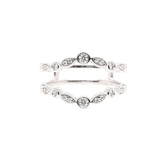 Diamond (0.20ctw) bezel & diamond shaped ring guard, 14k white gold