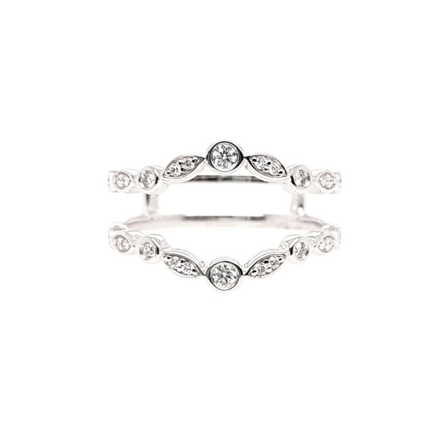 Diamond (0.20ctw) bezel & diamond shaped ring guard, 14k white gold