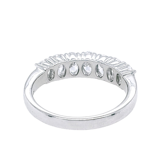 Diamond (1.50 ctw) oval band, 14k white gold 3.7 gr