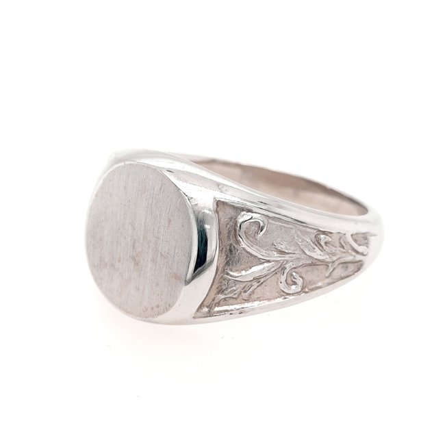 TQ original signet ring with floral side detail 14k white gold 14 gr