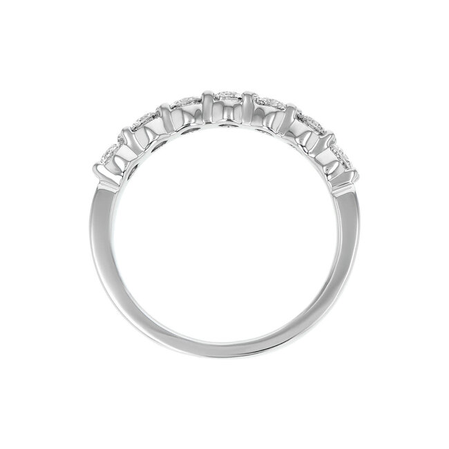 Diamond (0.75 ctw) 7 stone band, 14k white gold 2.9 gr