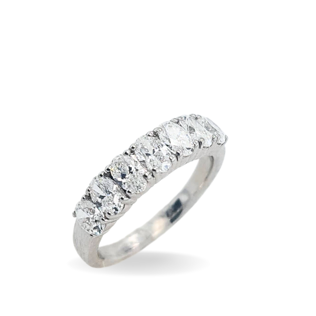 Diamond (1.50 ctw) oval band, 14k white gold 3.7 gr