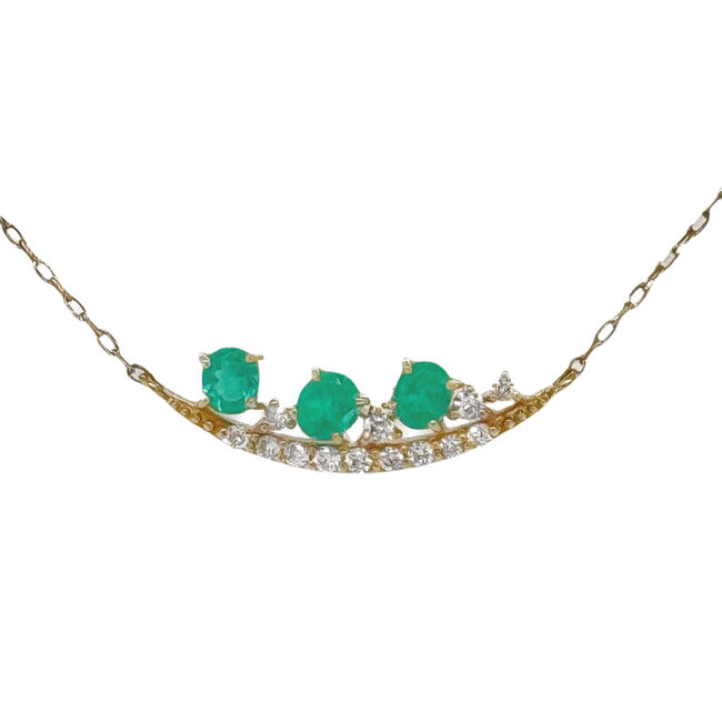 Emerald (0.17ctw) & diamond (0.06ctw) 3 stone necklace 18k yellow gold 1.27gr