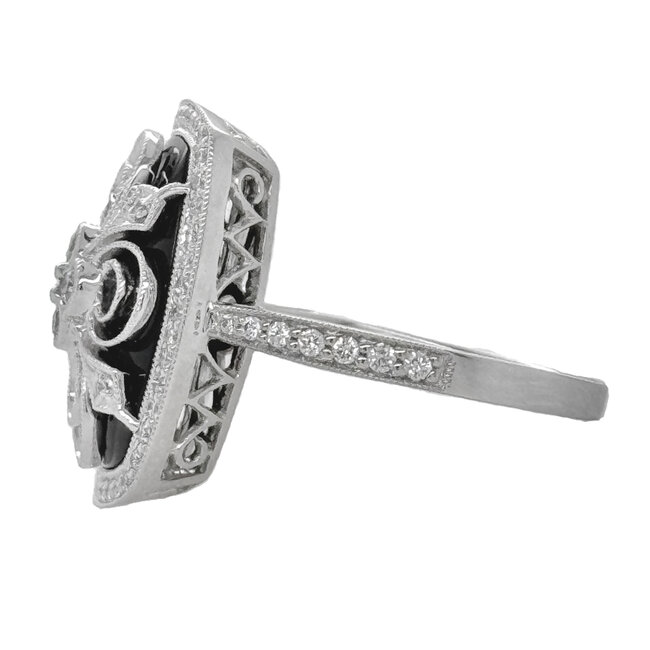 Onyx and diamond (0.44ctw) ring, 14k white gold