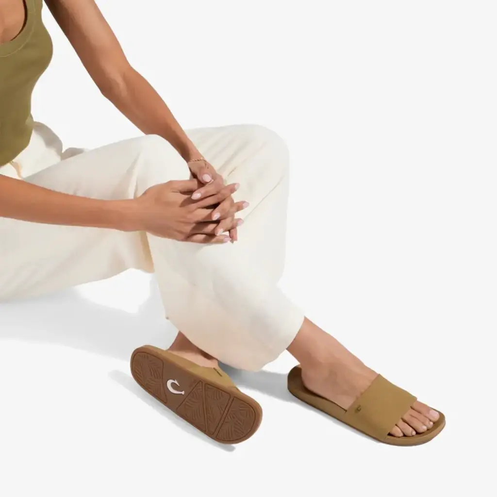 OluKai OluKai Kīpe‘a Pono Women’s Leather Slide Sandals Sahara / Crosshatch