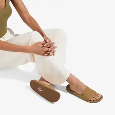 OluKai OluKai Kīpe‘a Pono Women’s Leather Slide Sandals Sahara / Crosshatch