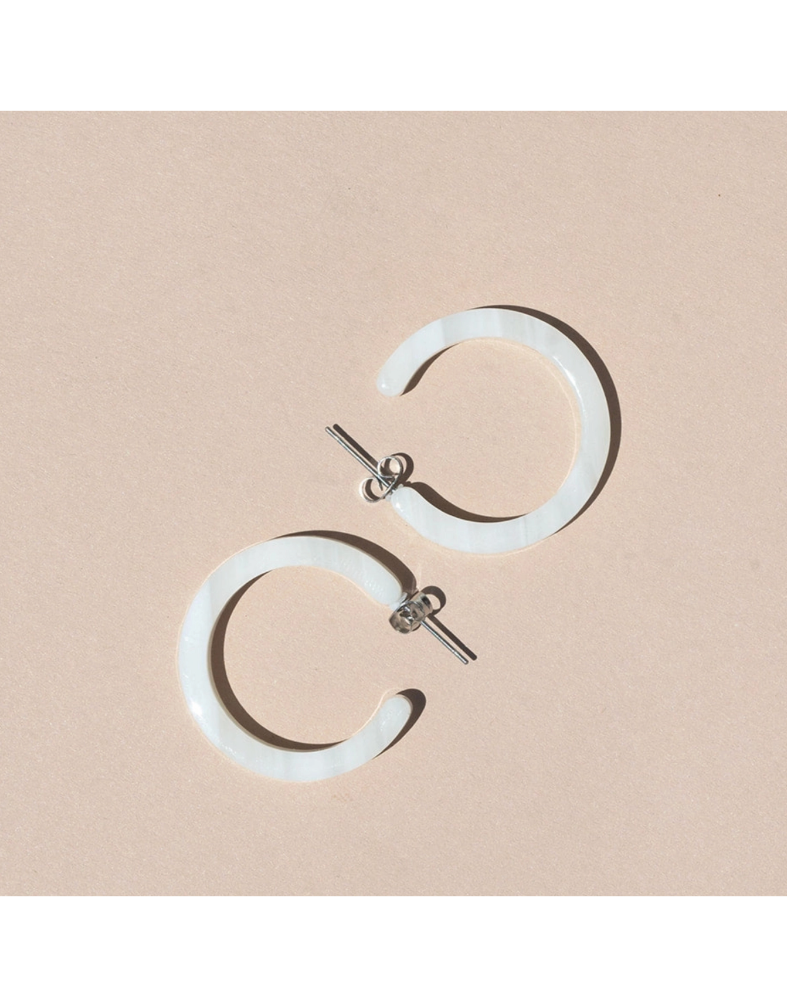 Nat + Noor Alba Hoop Earrings - Cream, Shell