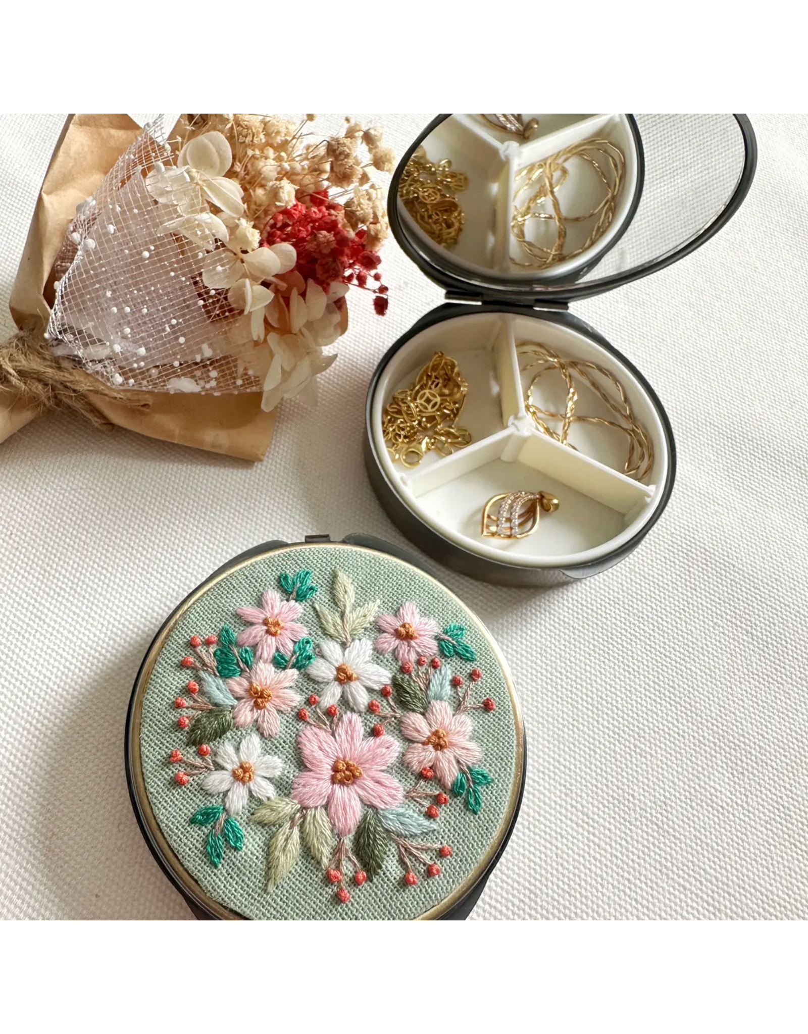 Quince Fables Floral Mini Round Jewelry Box - Full Flowers