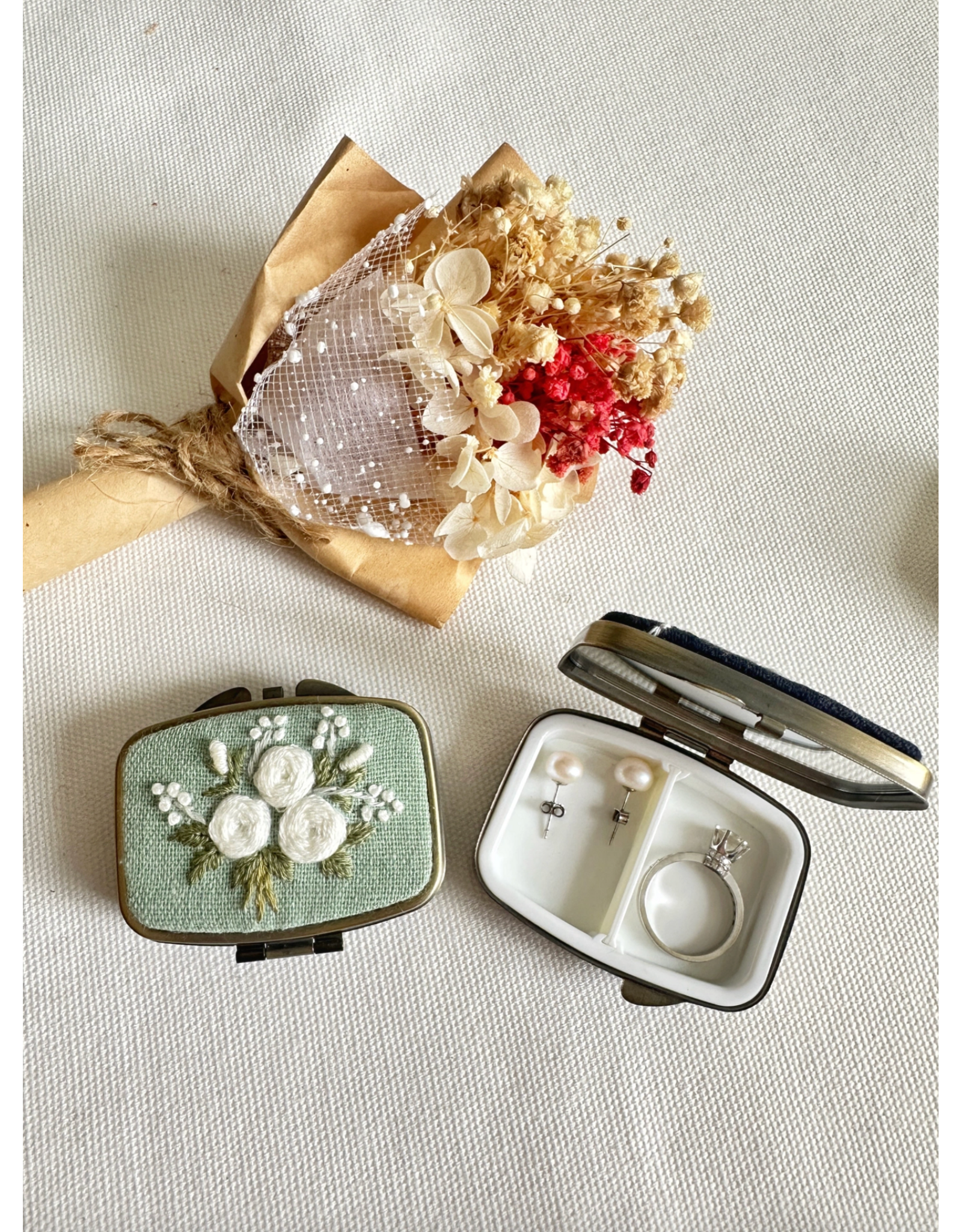 Quince Fables Floral Mini Jewelry Box -White Roses