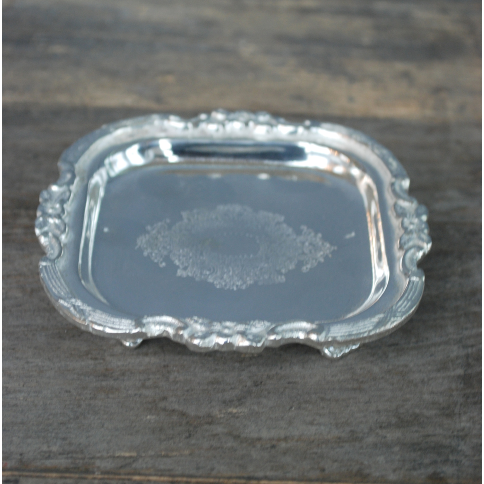 CHEHOMA SMALL METAL TRAY WITH FEETS