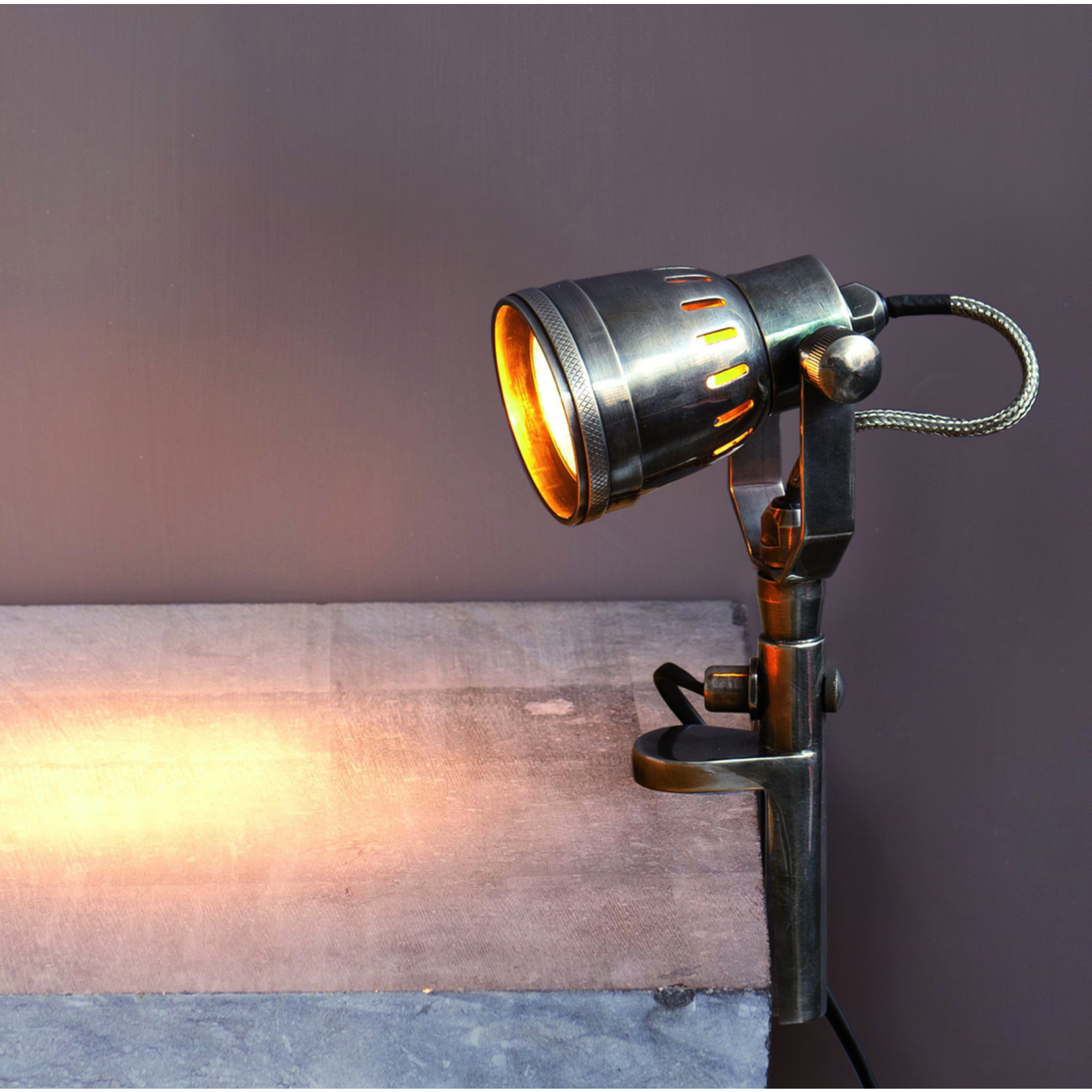 Small shelf light outlet