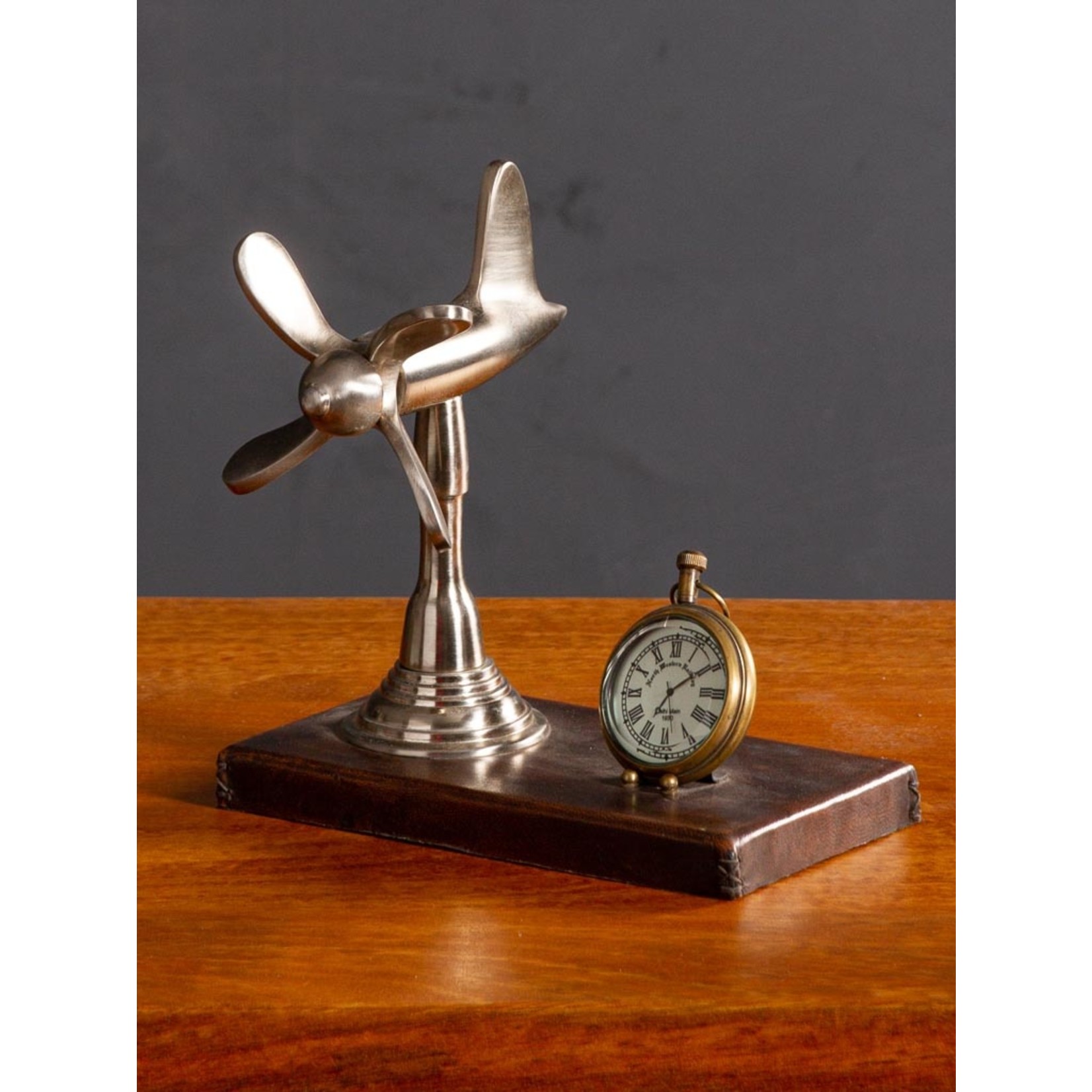 CHEHOMA DESK CLOCK WITH PROPLLER ON LEATHER STAND