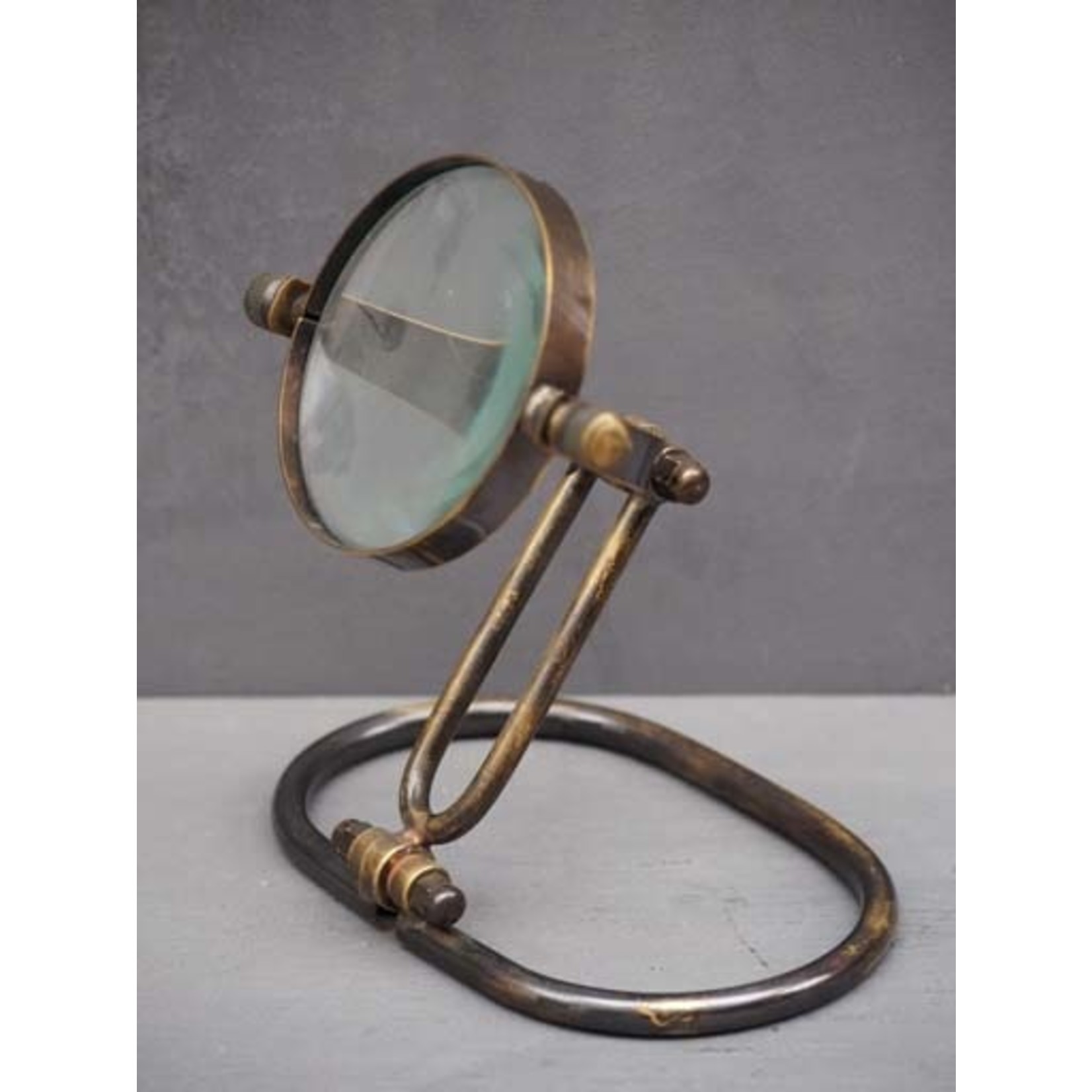 CHEHOMA MAGNIFIER BRASS PATINA ON OVAL STAND