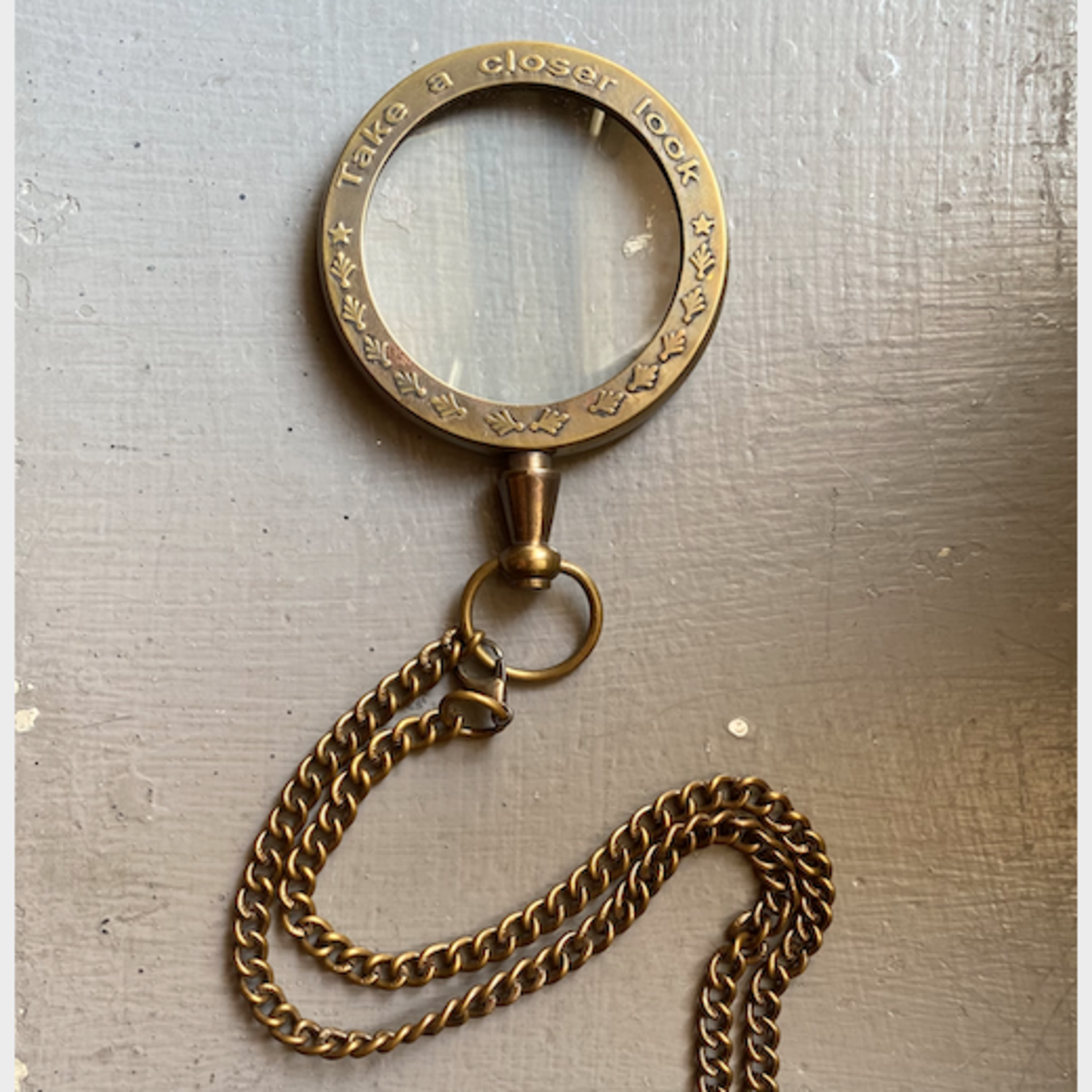 CHEHOMA MAGNIFIER WITH CHAIN 'TAKE A CLOSER LOOK'
