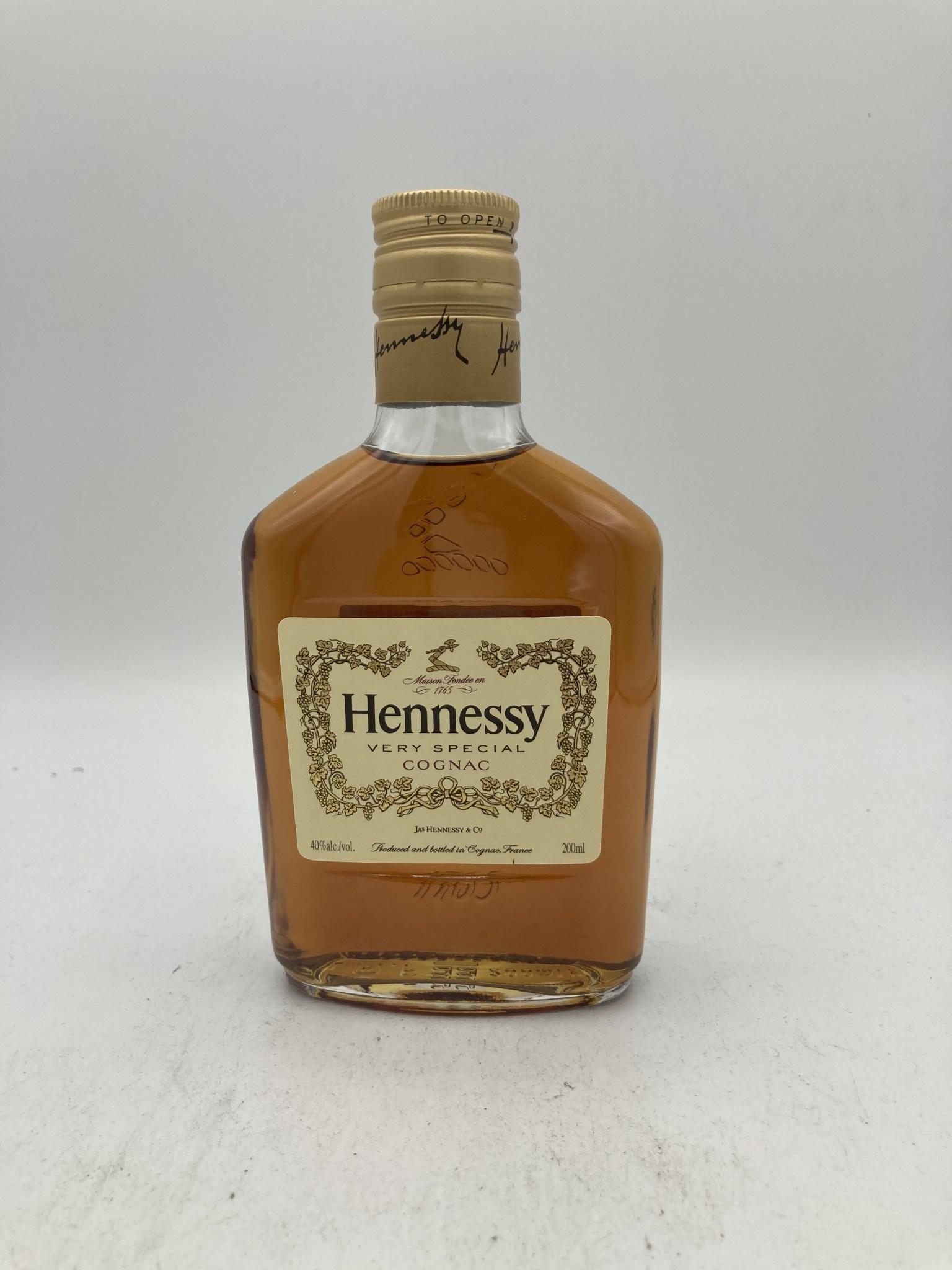 Hennessy cognac very special 40% abv 80 proof 200ml - Holly Main liquor