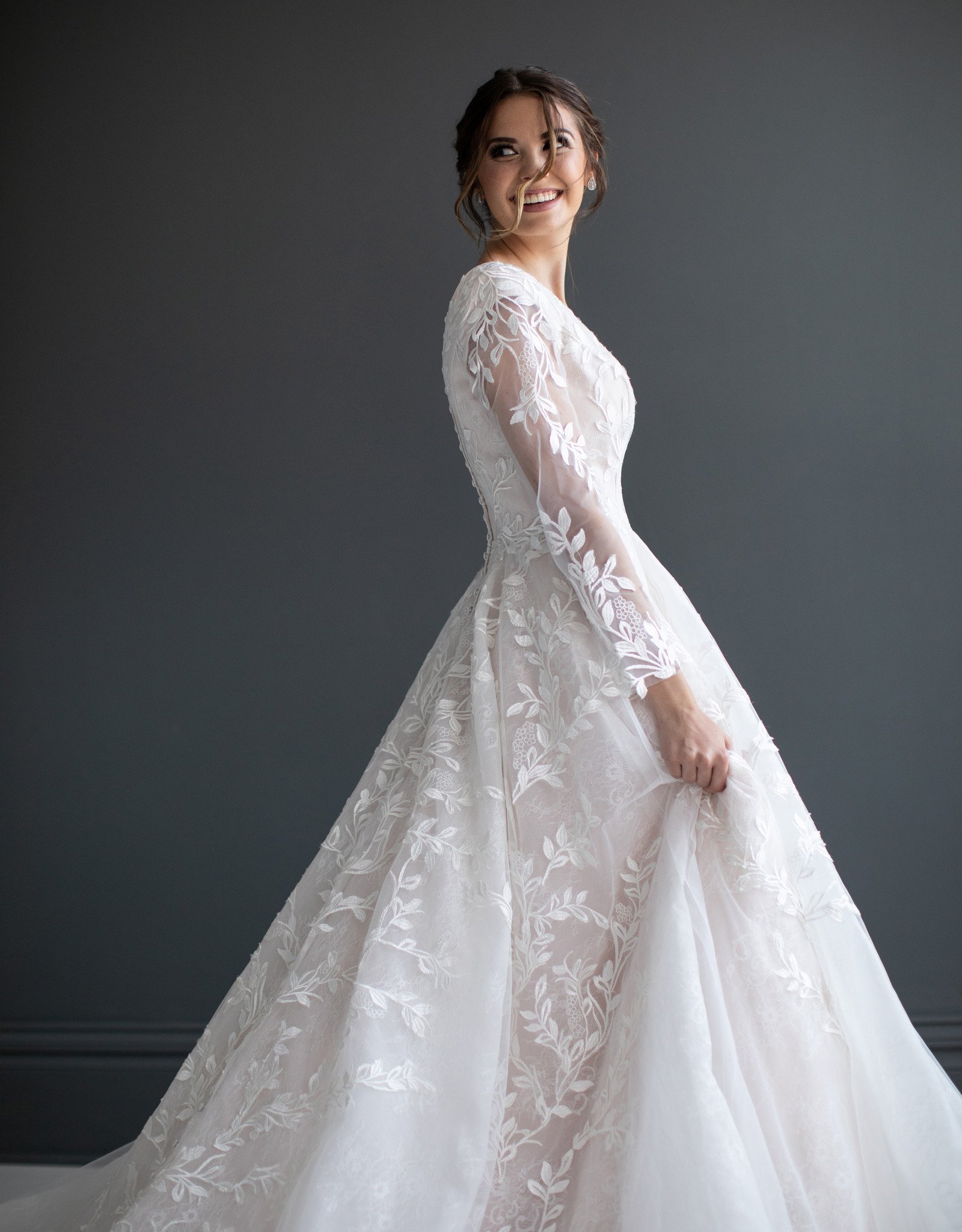 https://cdn.shoplightspeed.com/shops/640830/files/41423378/1600x2048x1/the-modest-bridal-collection-olivia.jpg