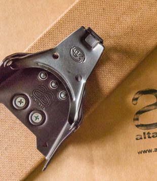 Fixation à 75 mm (à trois pointes) avec talonnières adaptées et vis.