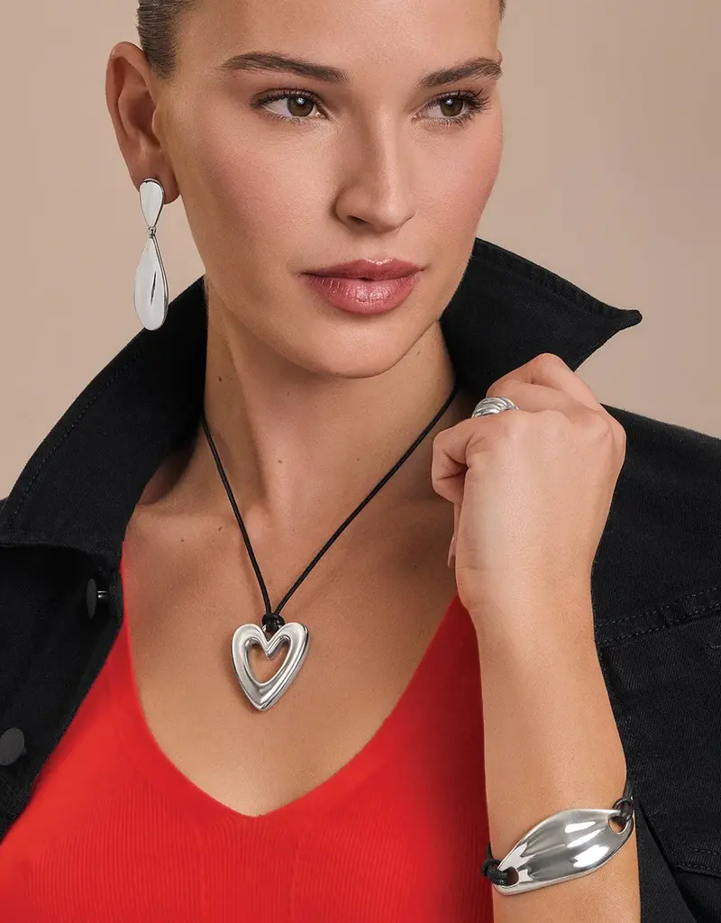 Cascade Open Heart Black Necklace