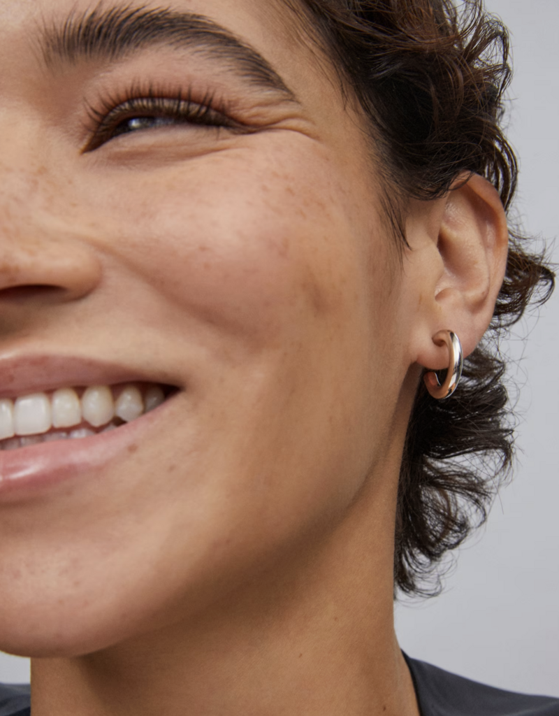 KENDRA SCOTT Colette Huggie Earring