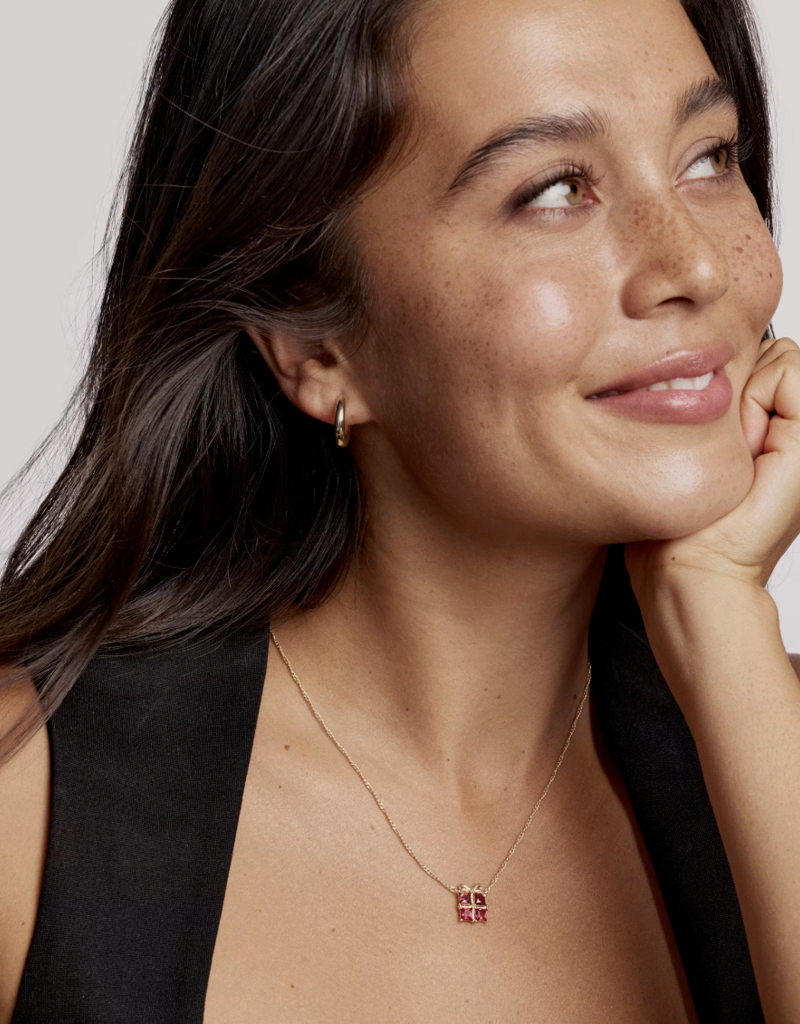 KENDRA SCOTT Present Short Pendant Necklace