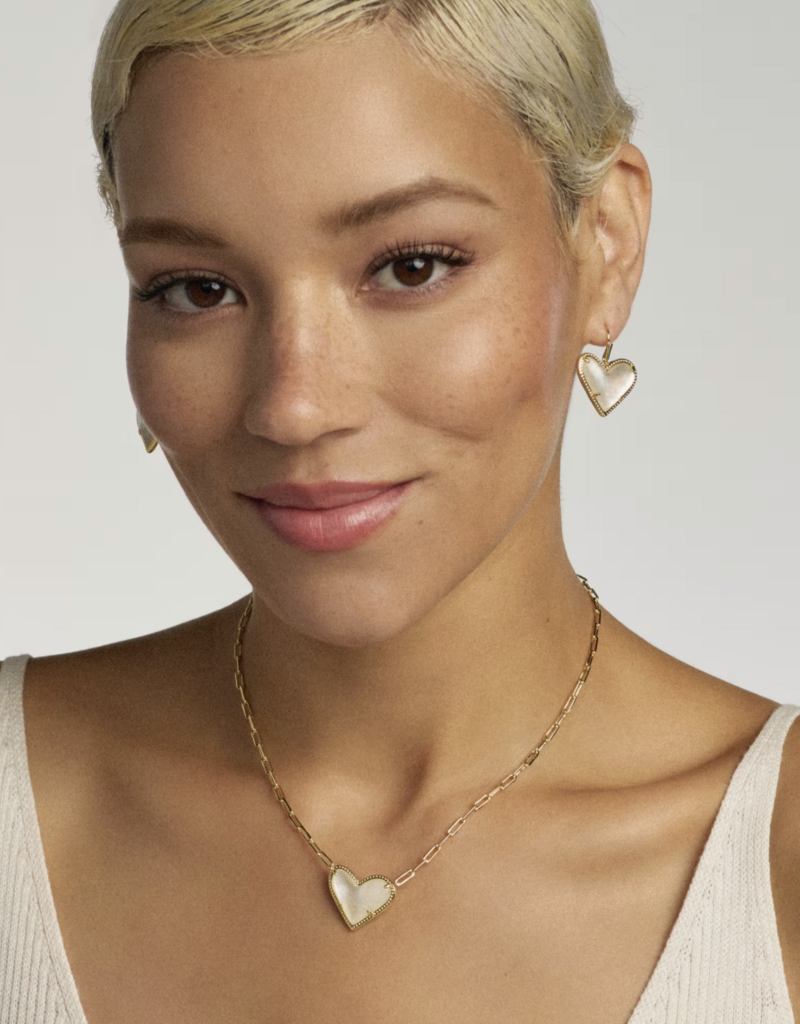 KENDRA SCOTT Ari Heart Statement Necklace
