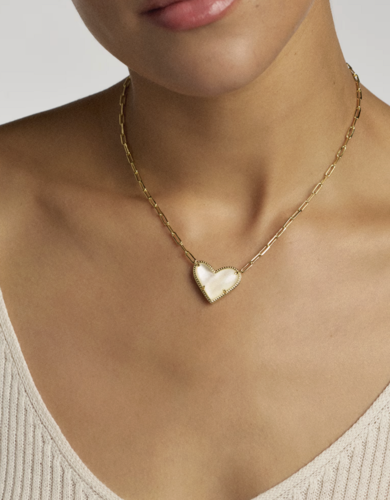 KENDRA SCOTT Ari Heart Statement Necklace