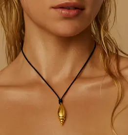 J.HOFFMAN'S Amaya Oversized Shell Cord Necklace in Gold