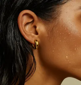 J.HOFFMAN'S Auden Huggie Hoop Earring in Gold