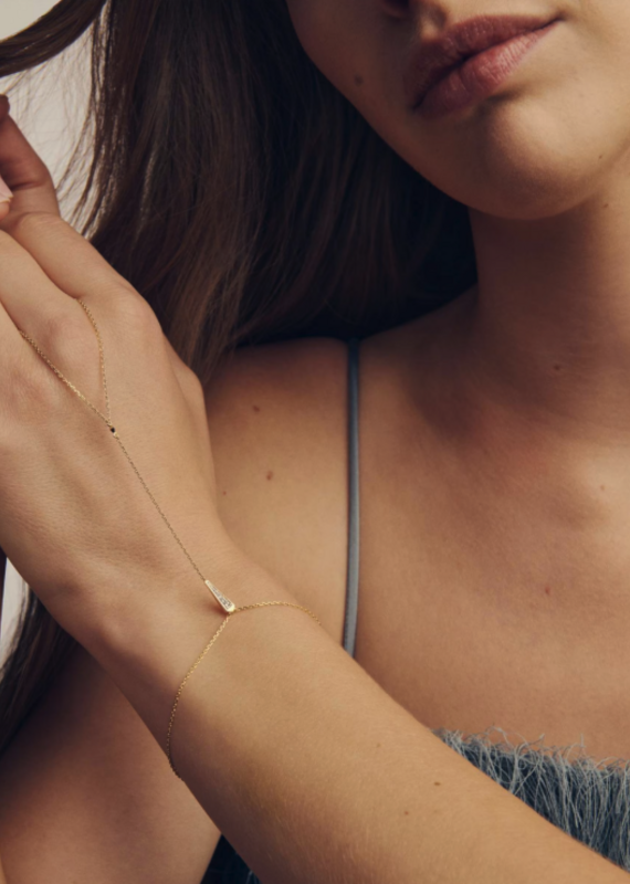 KENDRA SCOTT Sparkle Hand Chain in White Topaz
