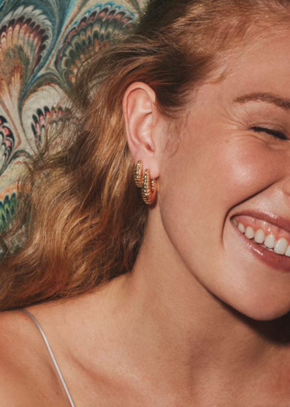 KENDRA SCOTT Sandy Huggie Earrings