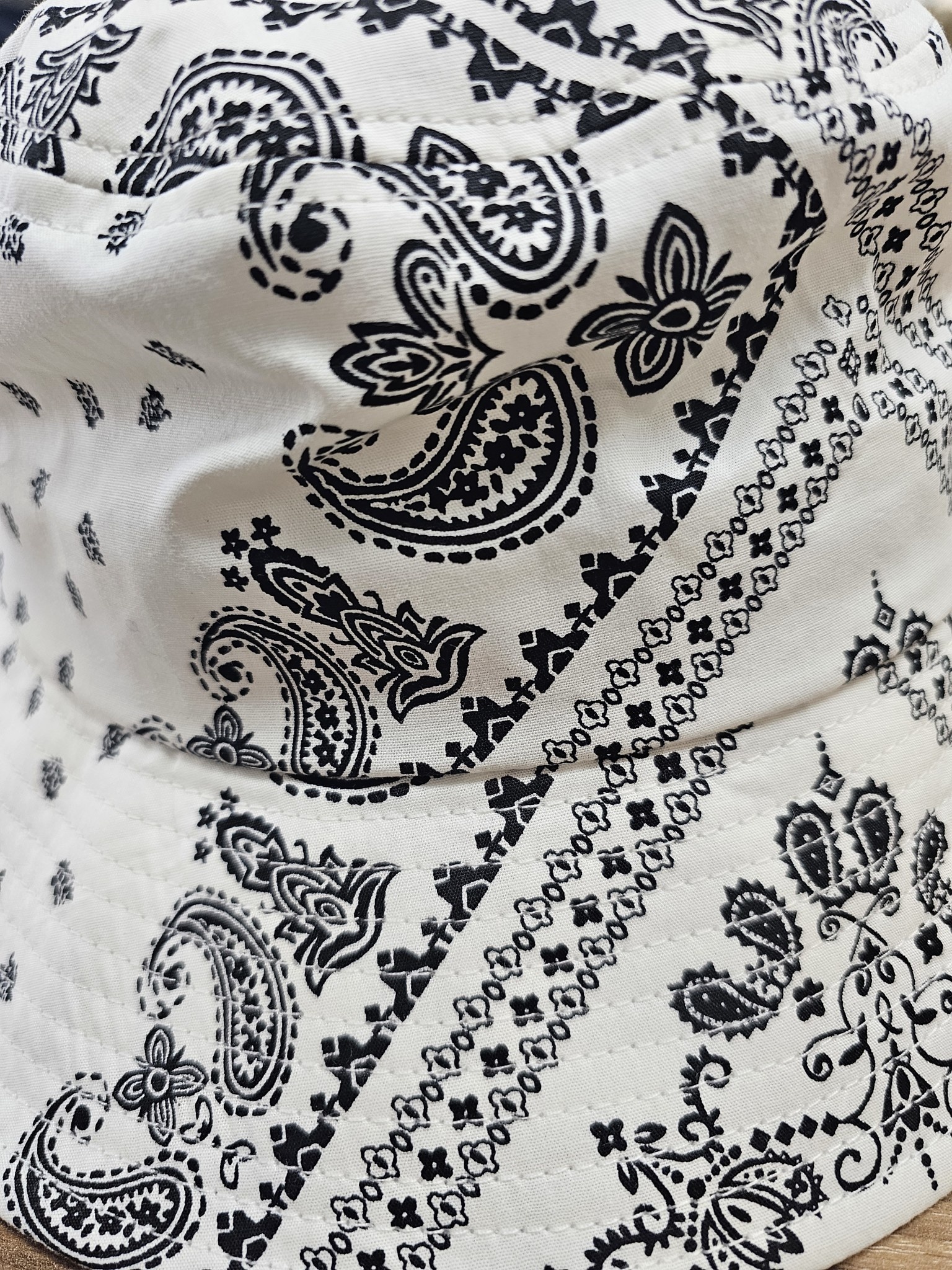 Sundaise Hats Paisley Bucket Hat -White/Black