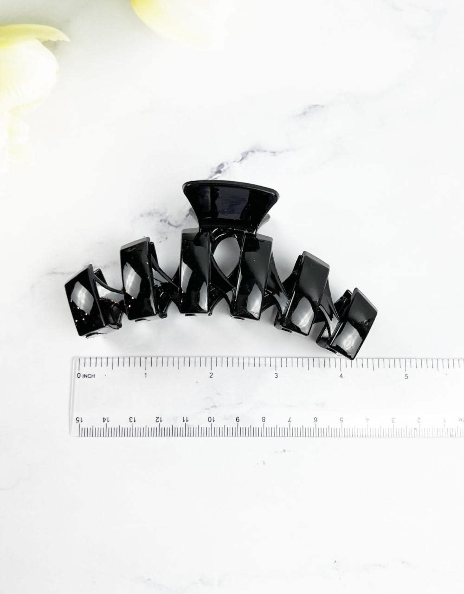- Solid Zigzag Pattern Hair Claw