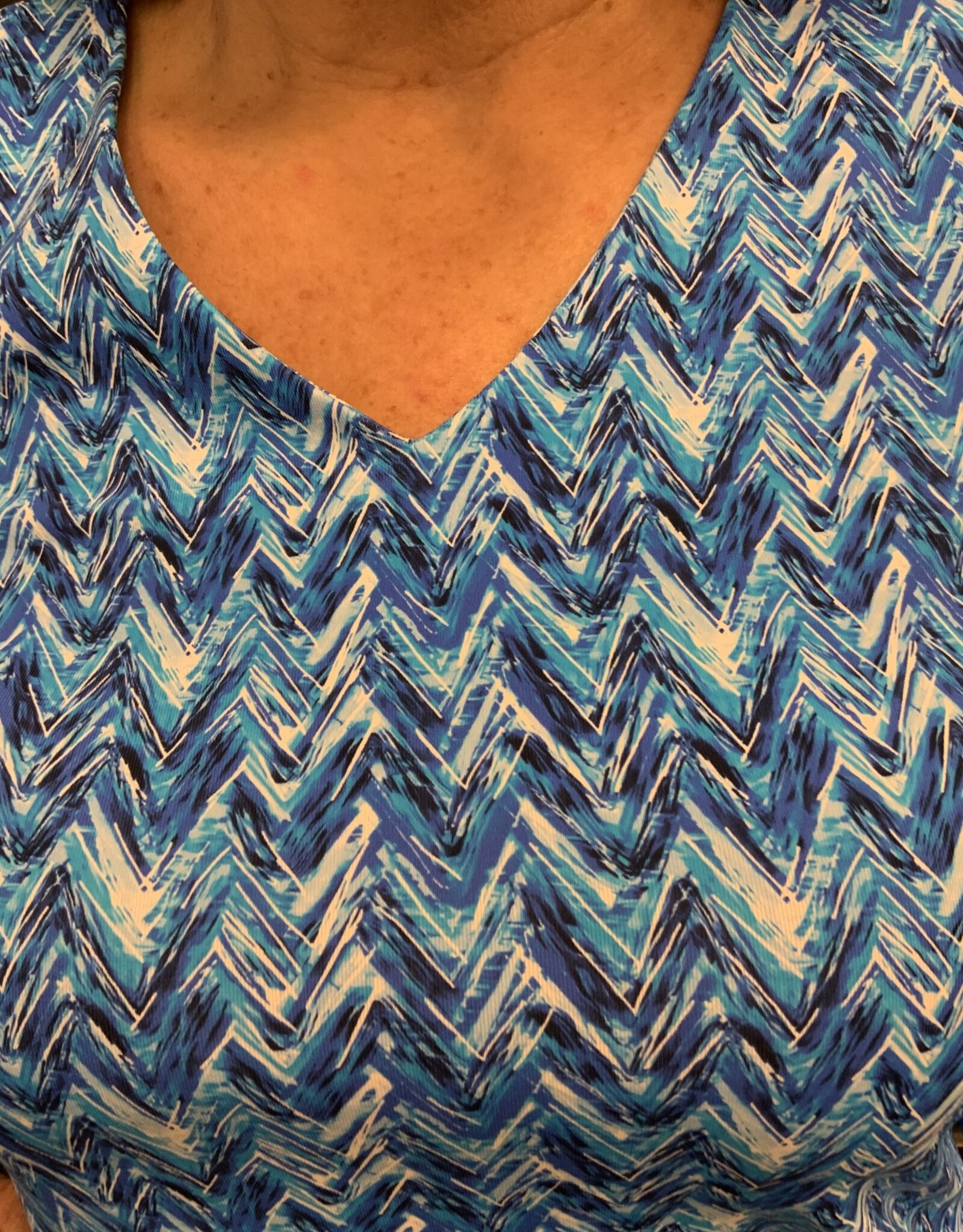 Lulu B Blue/Multi Pointed Wave Print V-Neck 3/4 Sleeve Top