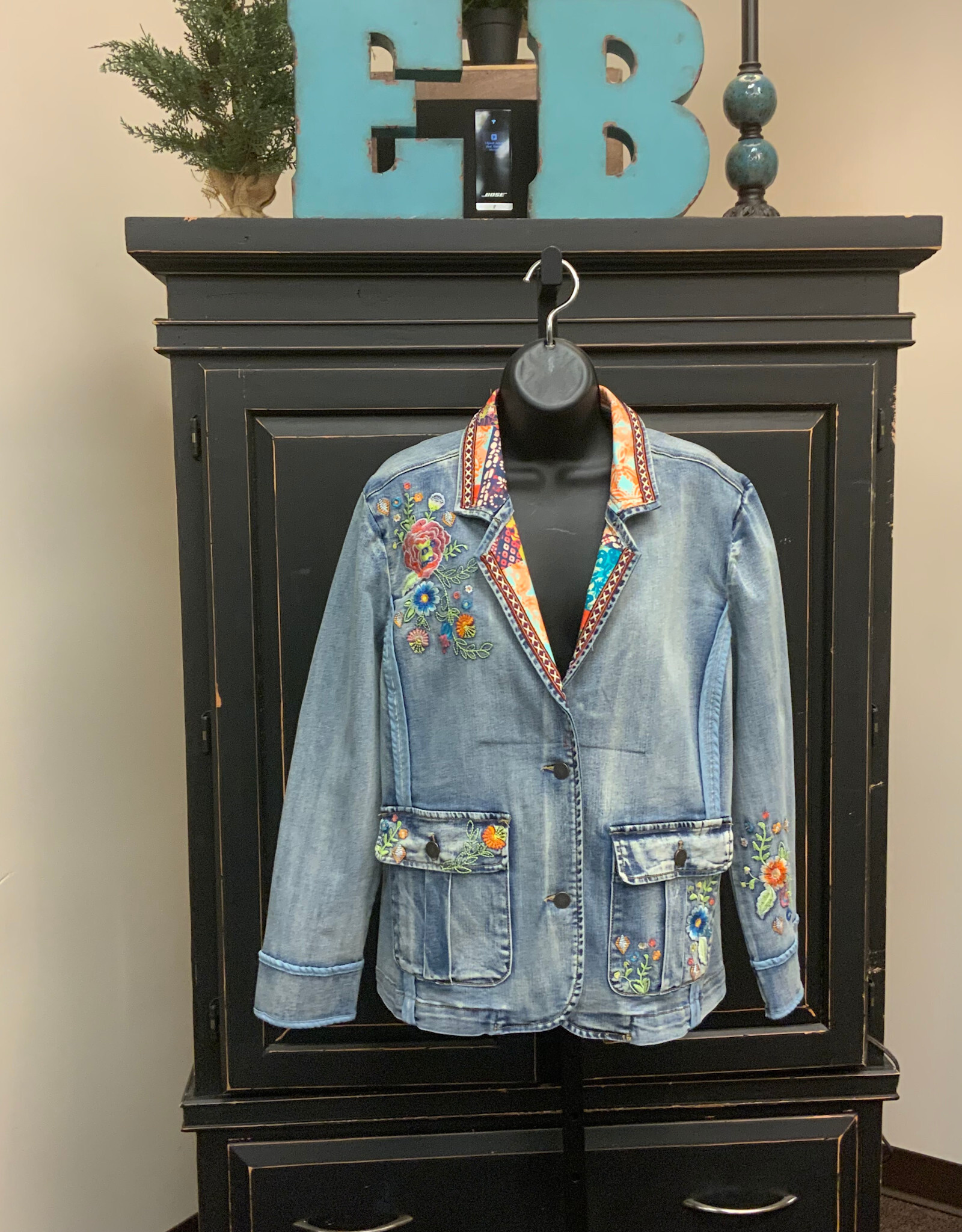 Tru Luxe Tru Luxe JM Light Wash Denim Blazer Embroidered Detail