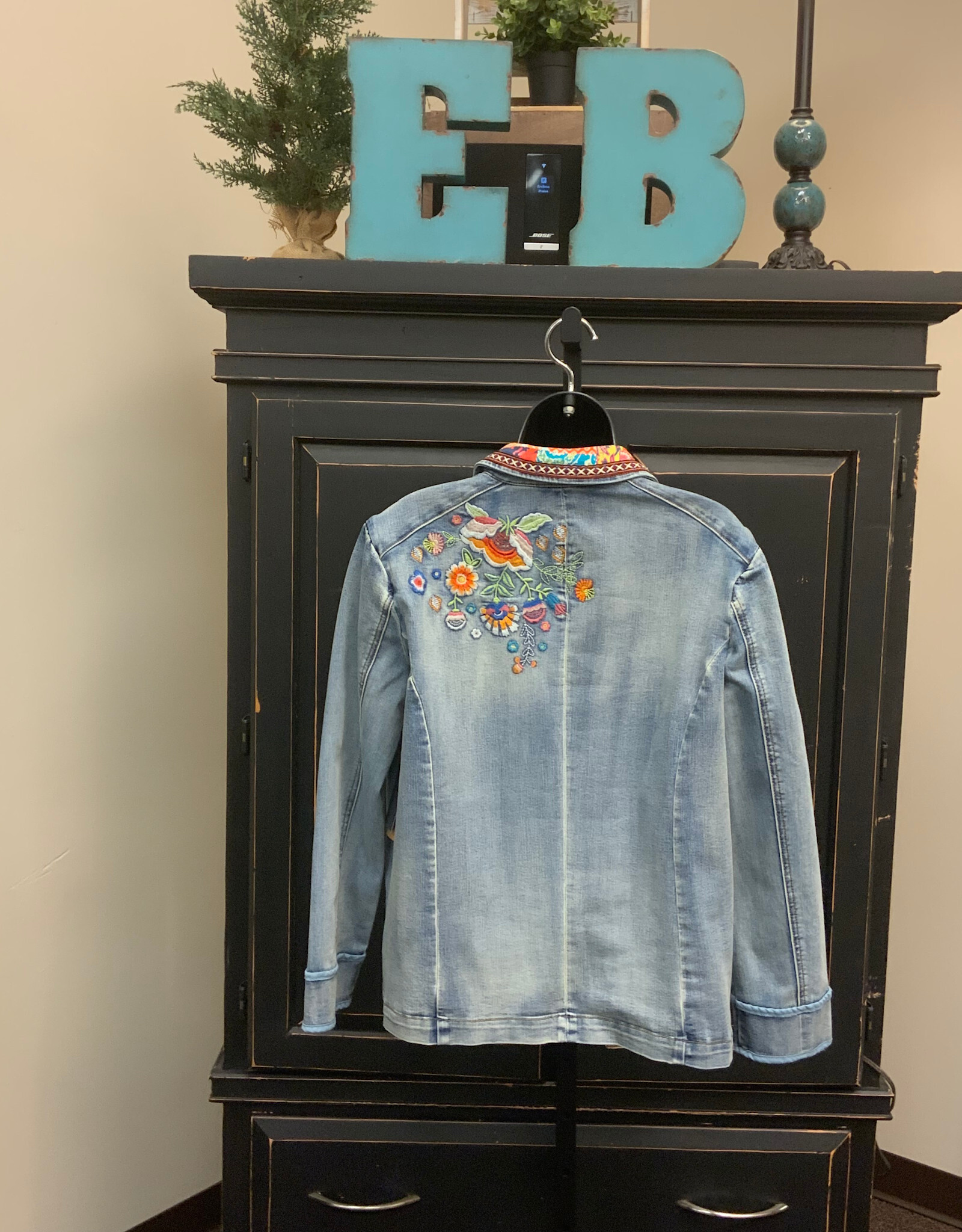 Tru Luxe Tru Luxe JM Light Wash Denim Blazer Embroidered Detail