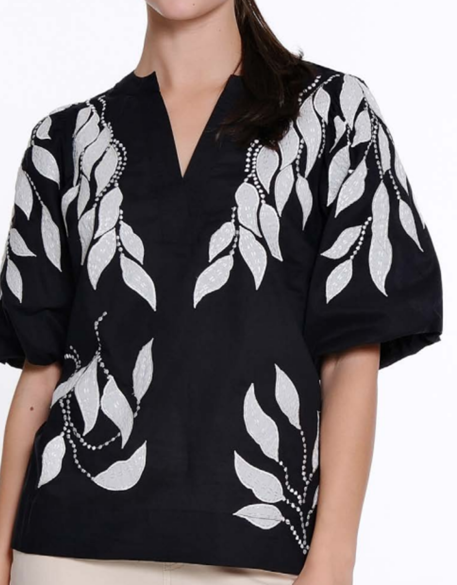 Tru Luxe Tru Luxe Black/White V-Neck Short Sleeve Leaf Applique Detail Top CK