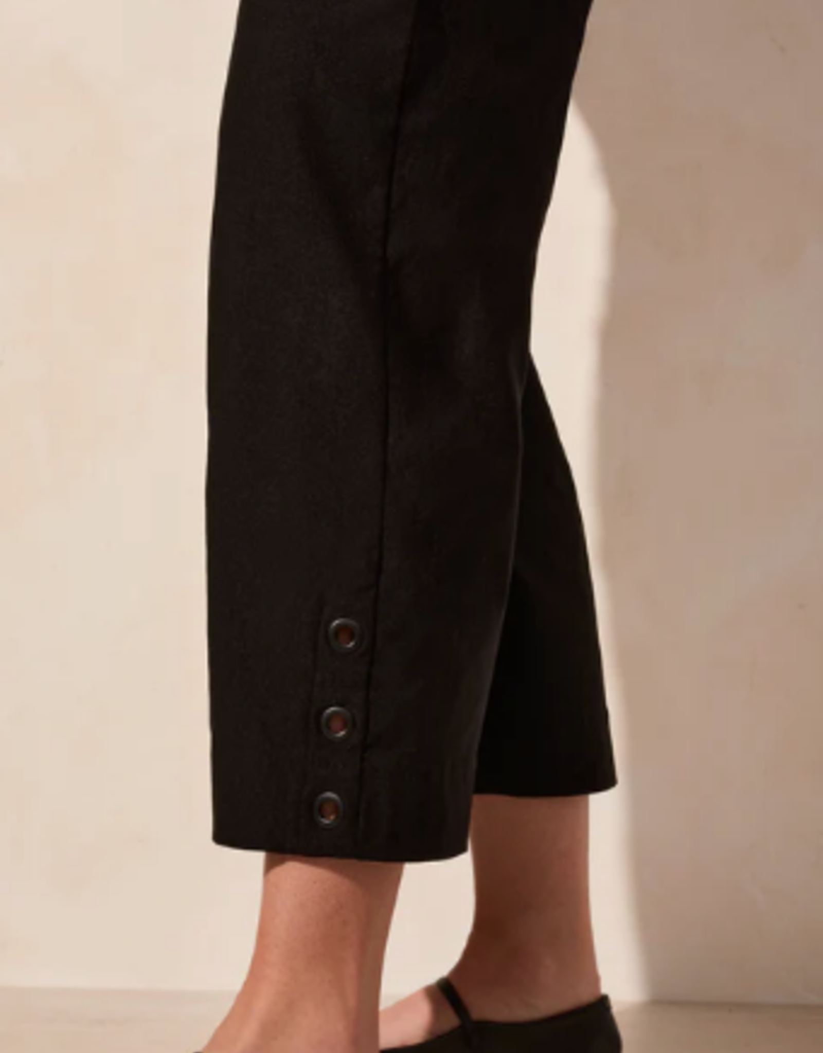 Tribal Tribal Black Flatten It Pull on Capri w Pockets LR