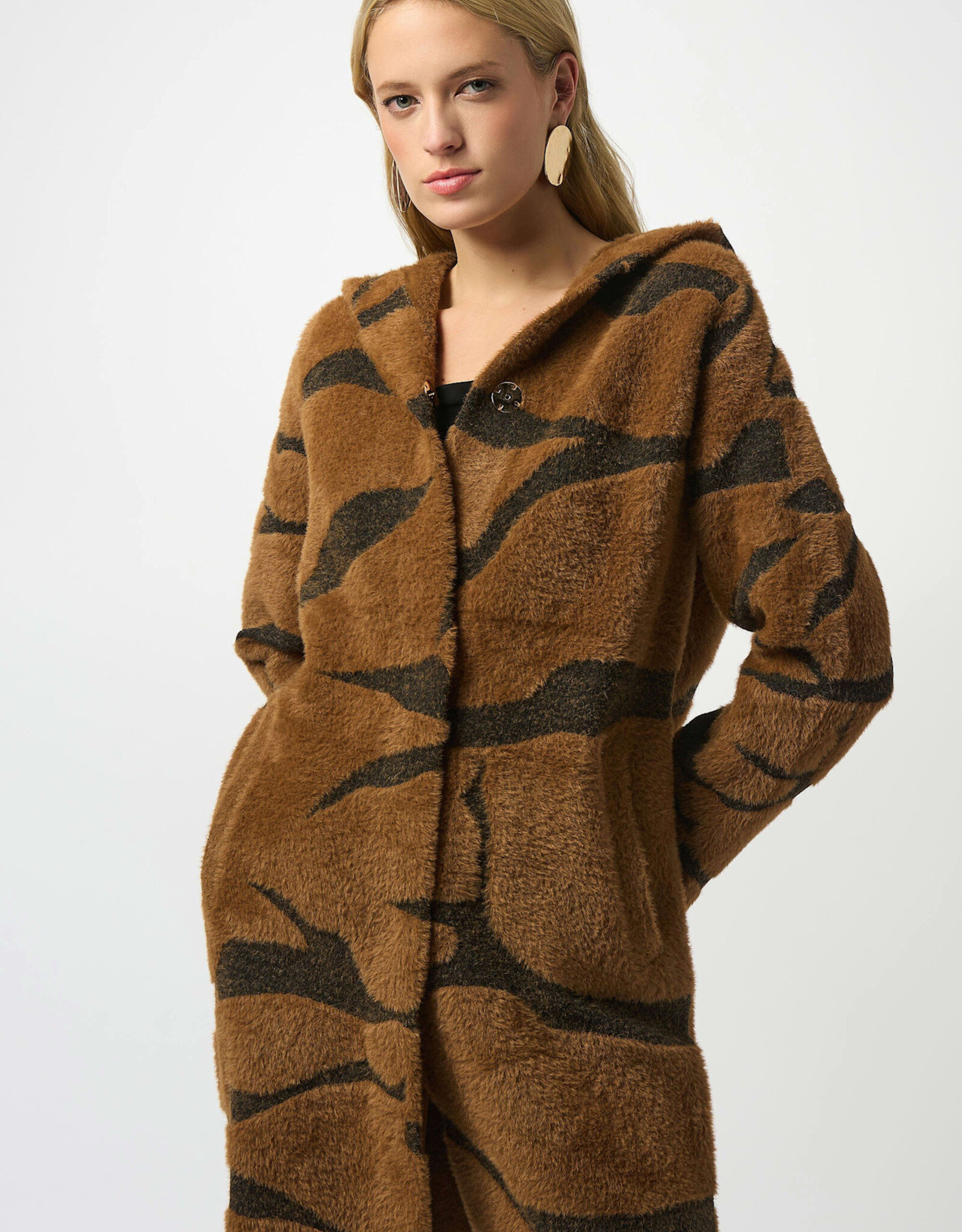 Joseph Ribkoff Joseph Ribkoff Blk/Brn Feather Yarn Animal Jacquard Hooded Coat
