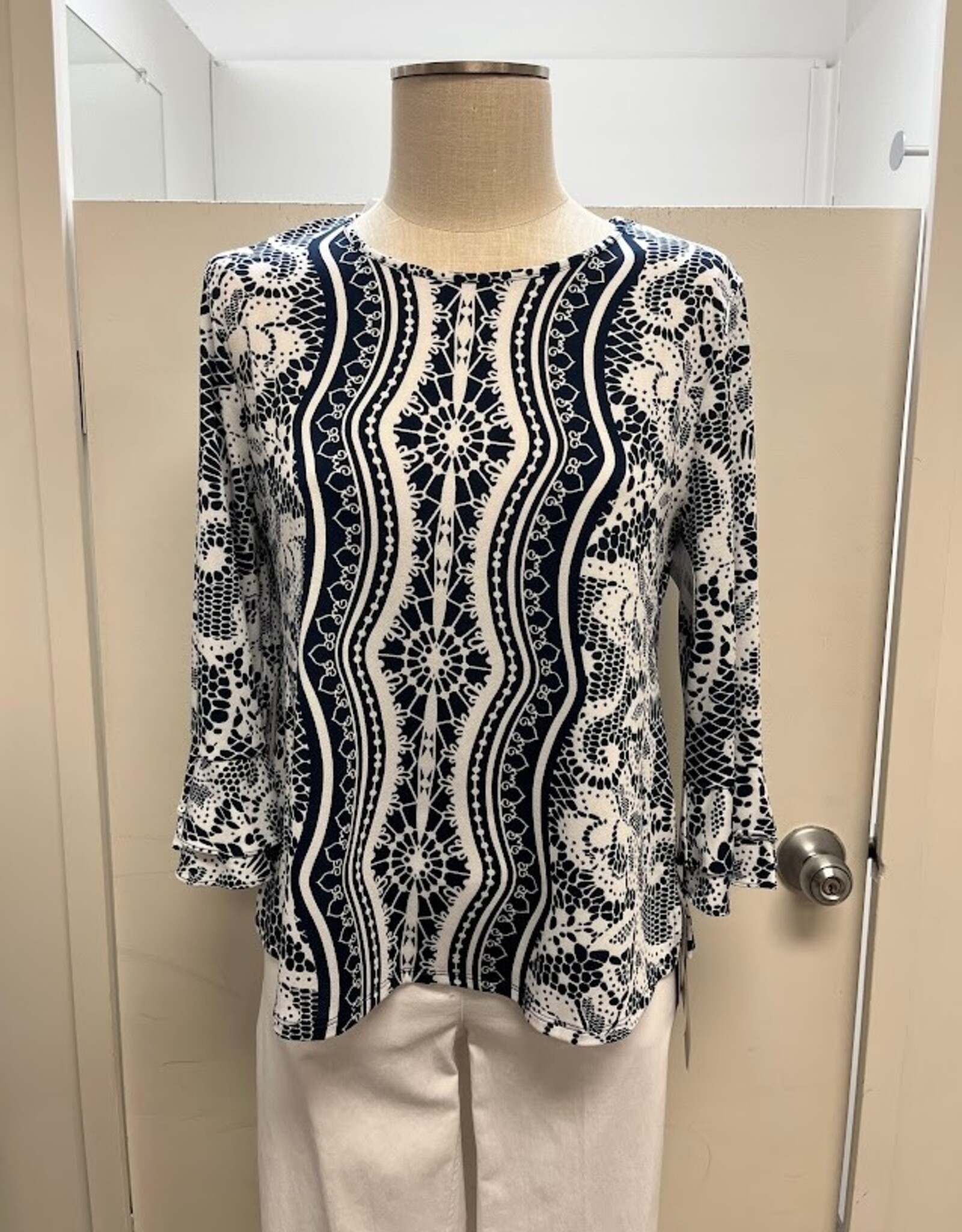 Southern Lady Southern Lady Phantom Ink WHT Lace  Round Neck 3/4 Sleeve Petite