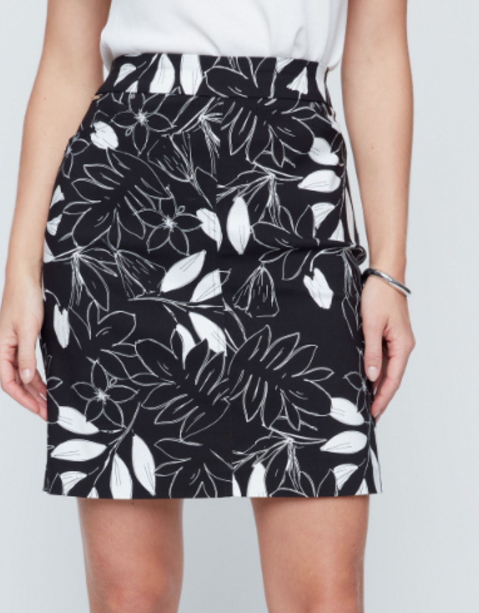 Renuar Renuar BLK/WHT Floral Print Woven Skort