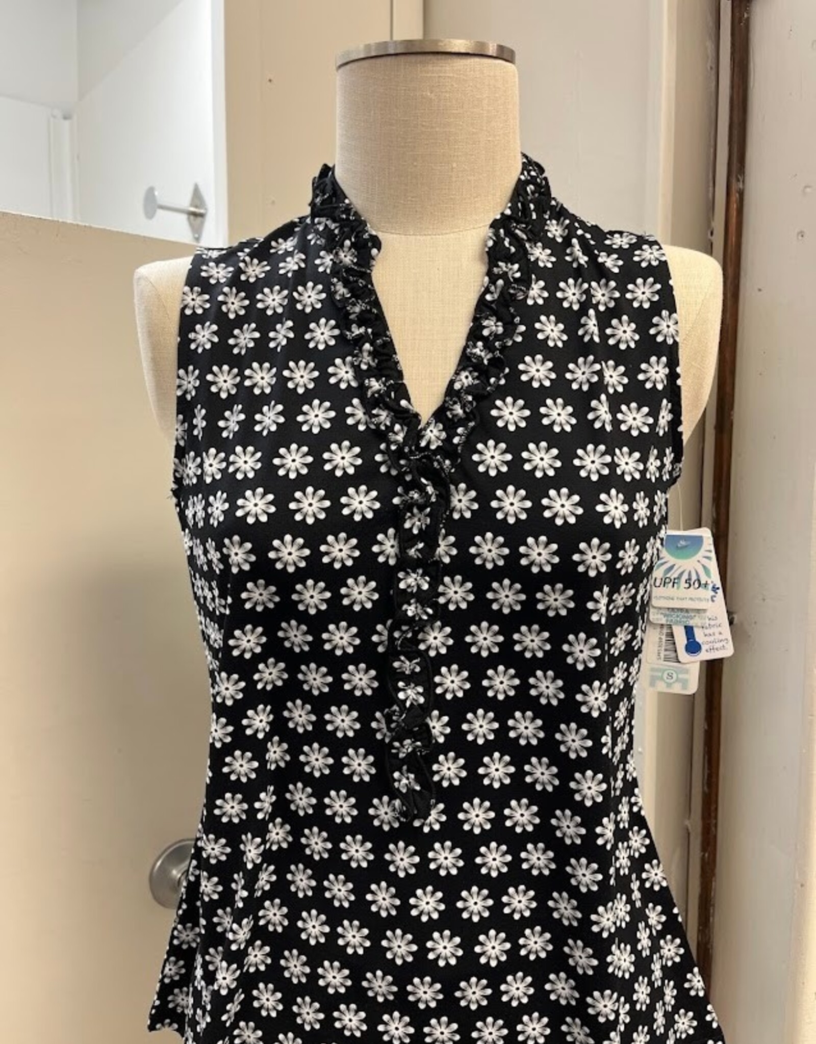 Beachtime Beach Time DYBK Blk/Wht Daisy Print V-Neck Sleeveless Tank