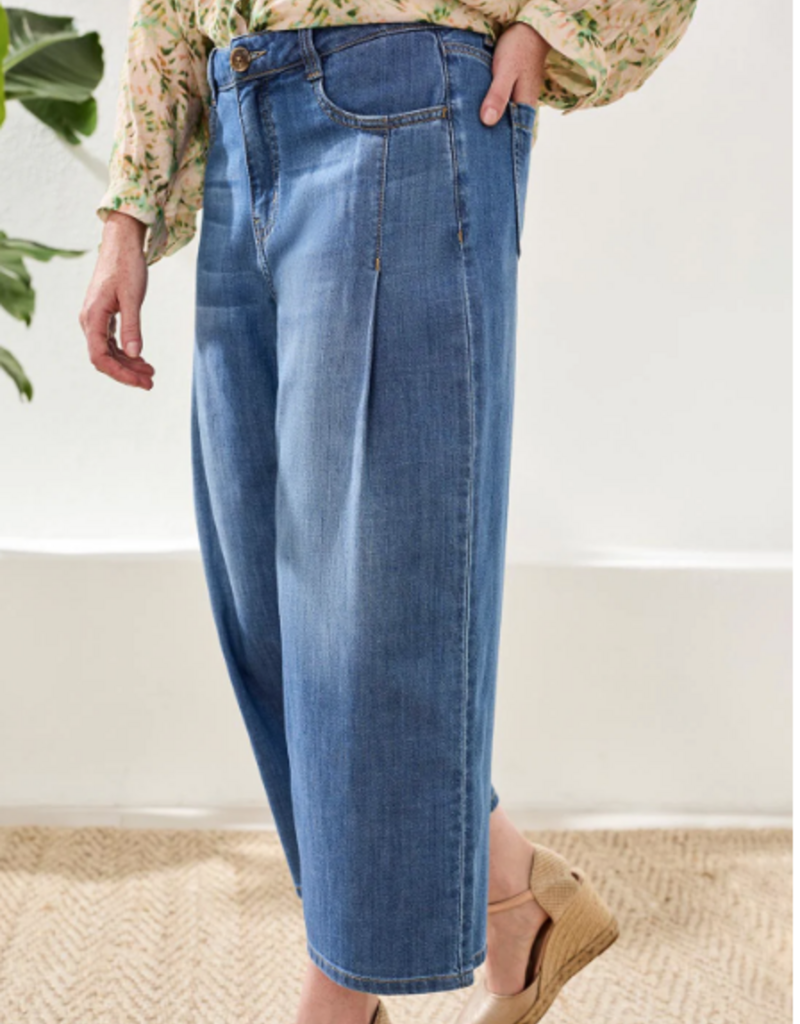 Tribal Tribal Audrey Light Blue Wash Pleated Crop Jean