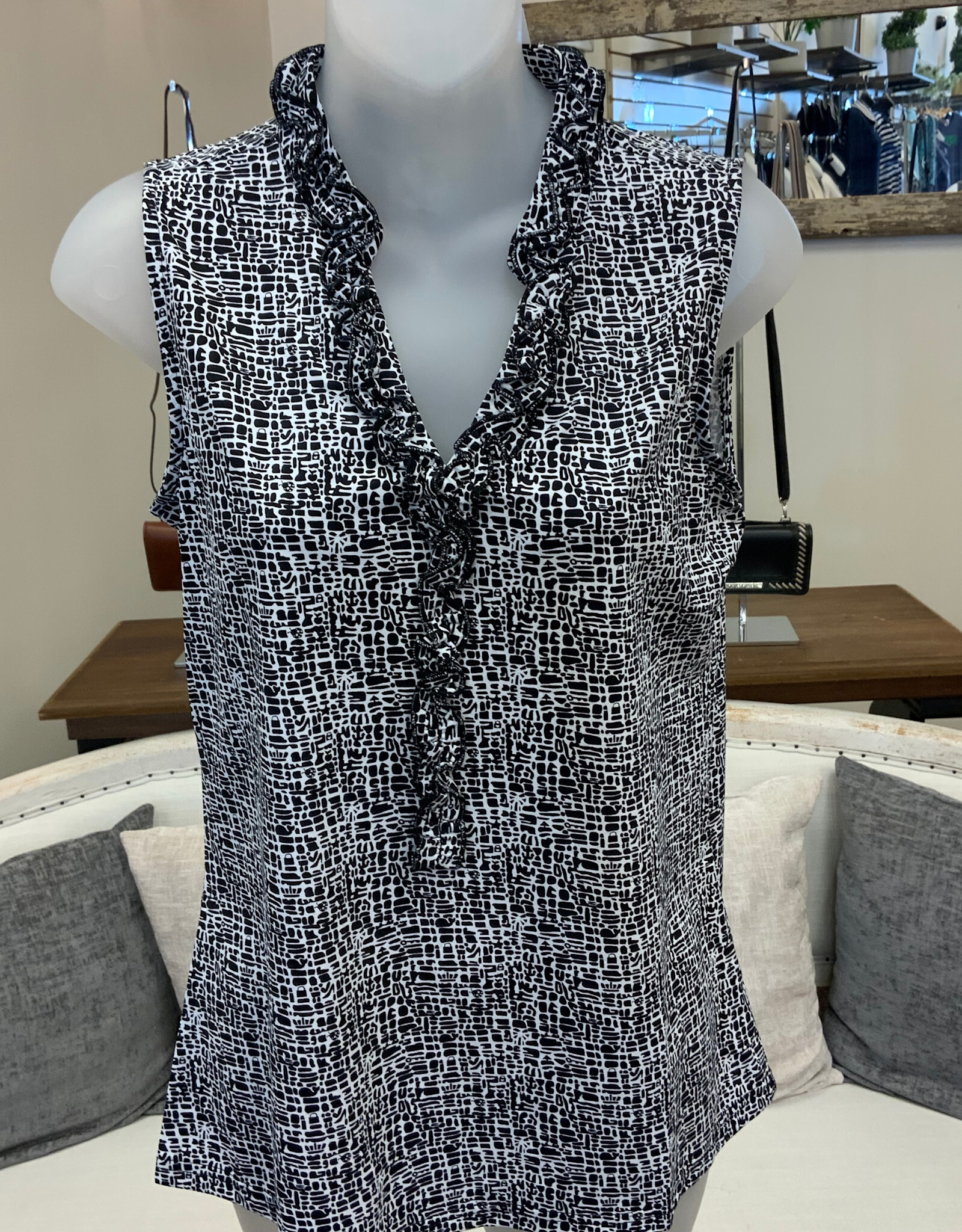 Beachtime Beach Time  ABBK Blk/Wht Daisy Print V-Neck Sleeveless Tank