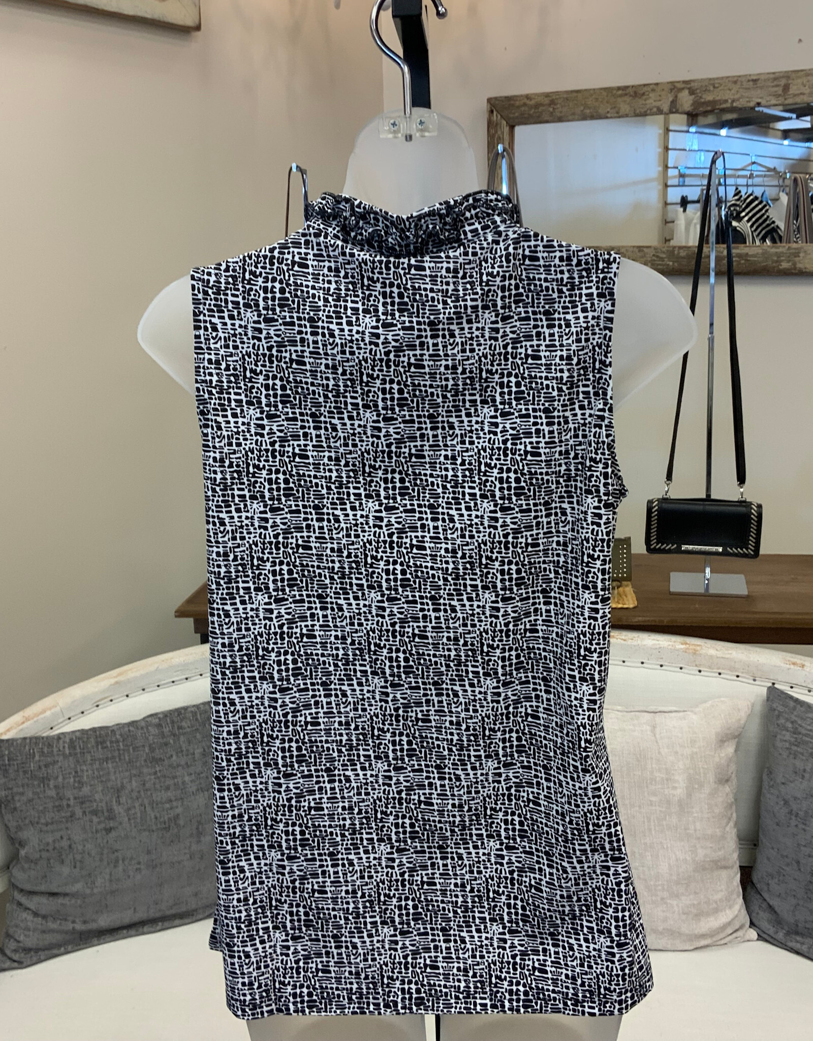 Beachtime Beach Time  ABBK Blk/Wht Daisy Print V-Neck Sleeveless Tank