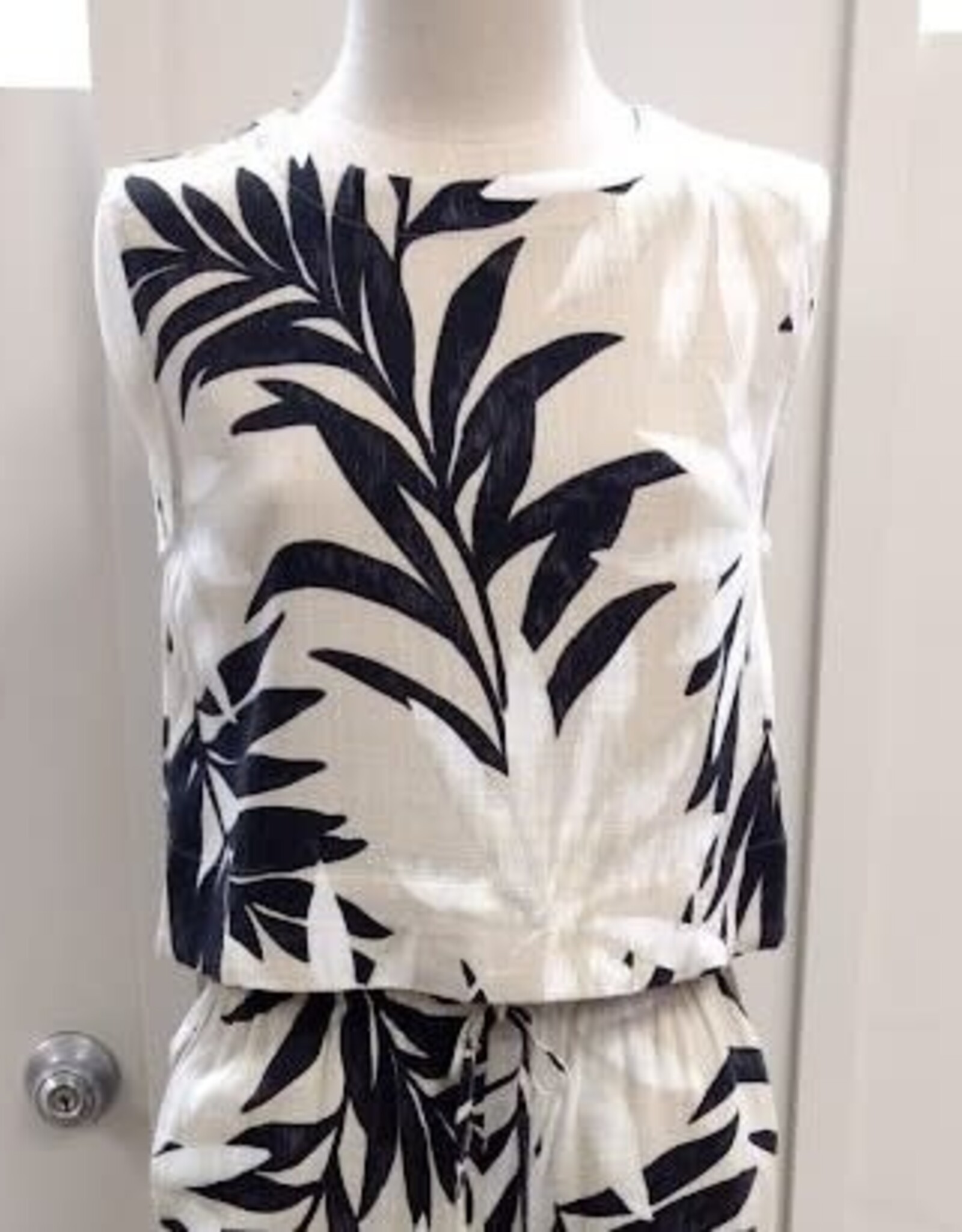 Black Tape Black Tape BLK/WHT Abstract Leaf Print Sleeveless Top