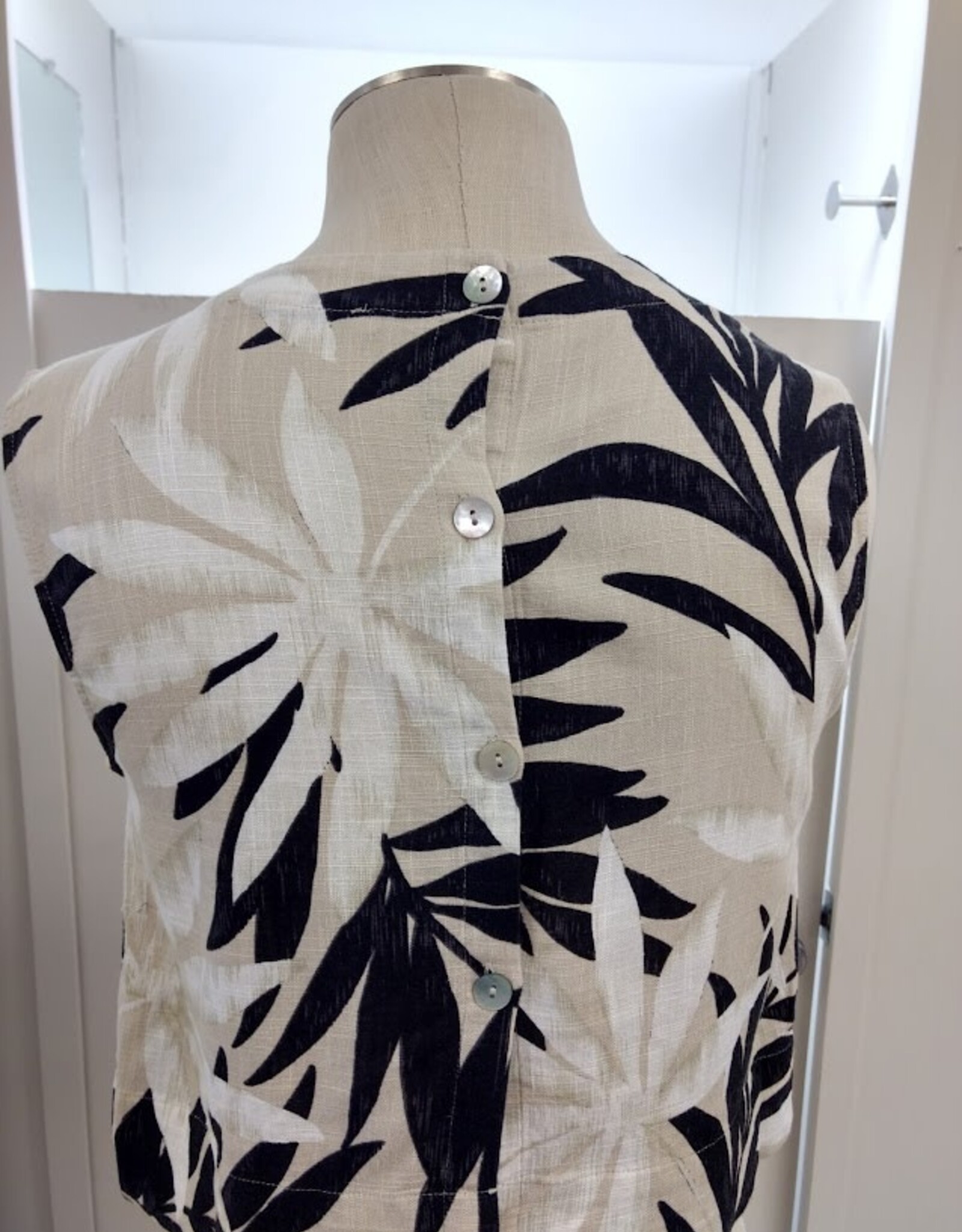 Black Tape Black Tape BLK/WHT Abstract Leaf Print Sleeveless Top