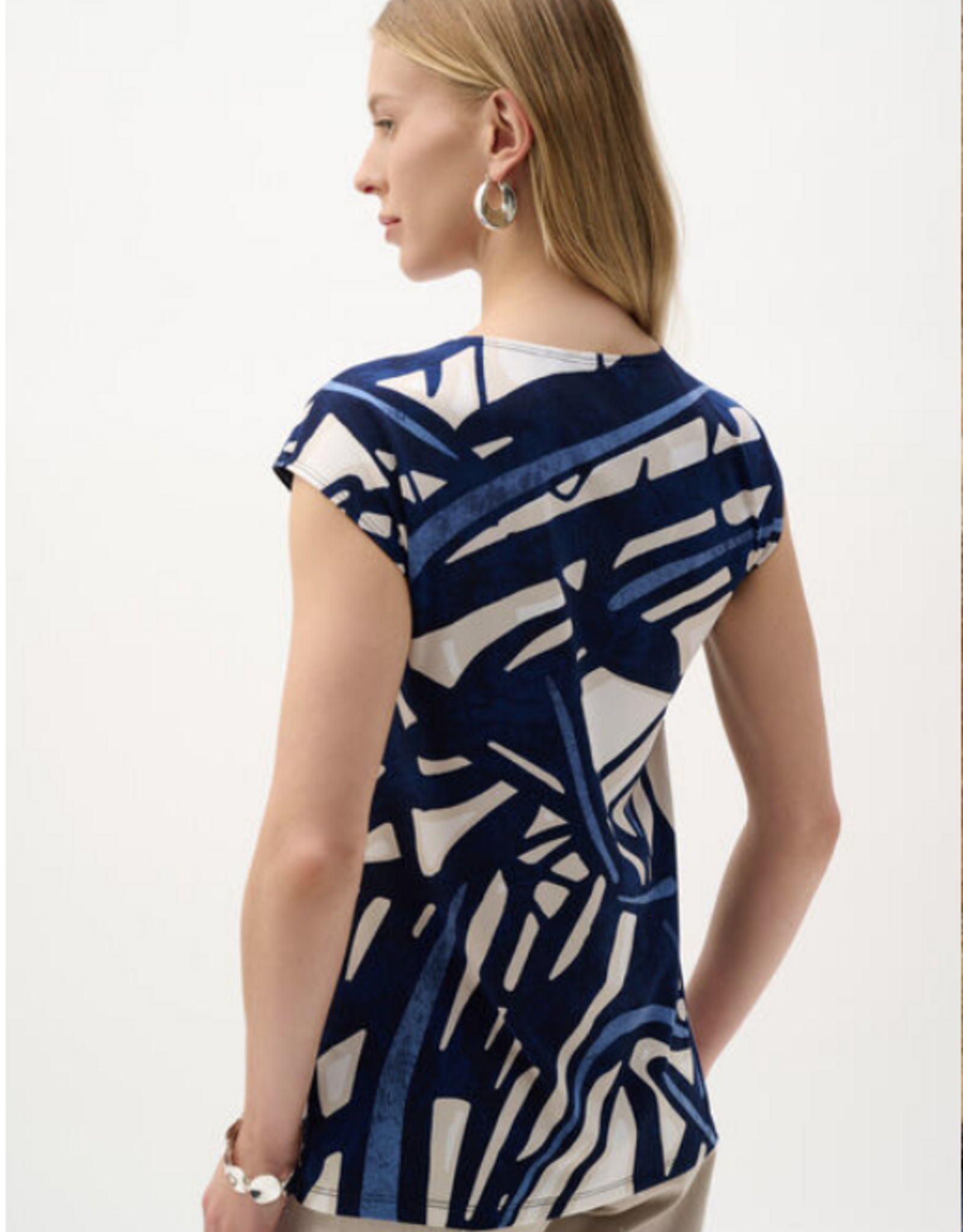 Joseph Ribkoff Joseph Ribkoff 262216 Navy/Vanilla Abstract Keyhole Neck Slvless Top