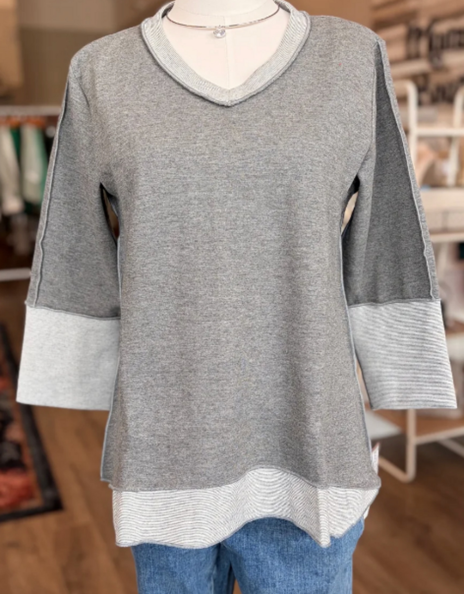 Lulu B Lulu B Grey Two-Tone V-Neck 3/4 Sleeve Button Back Top