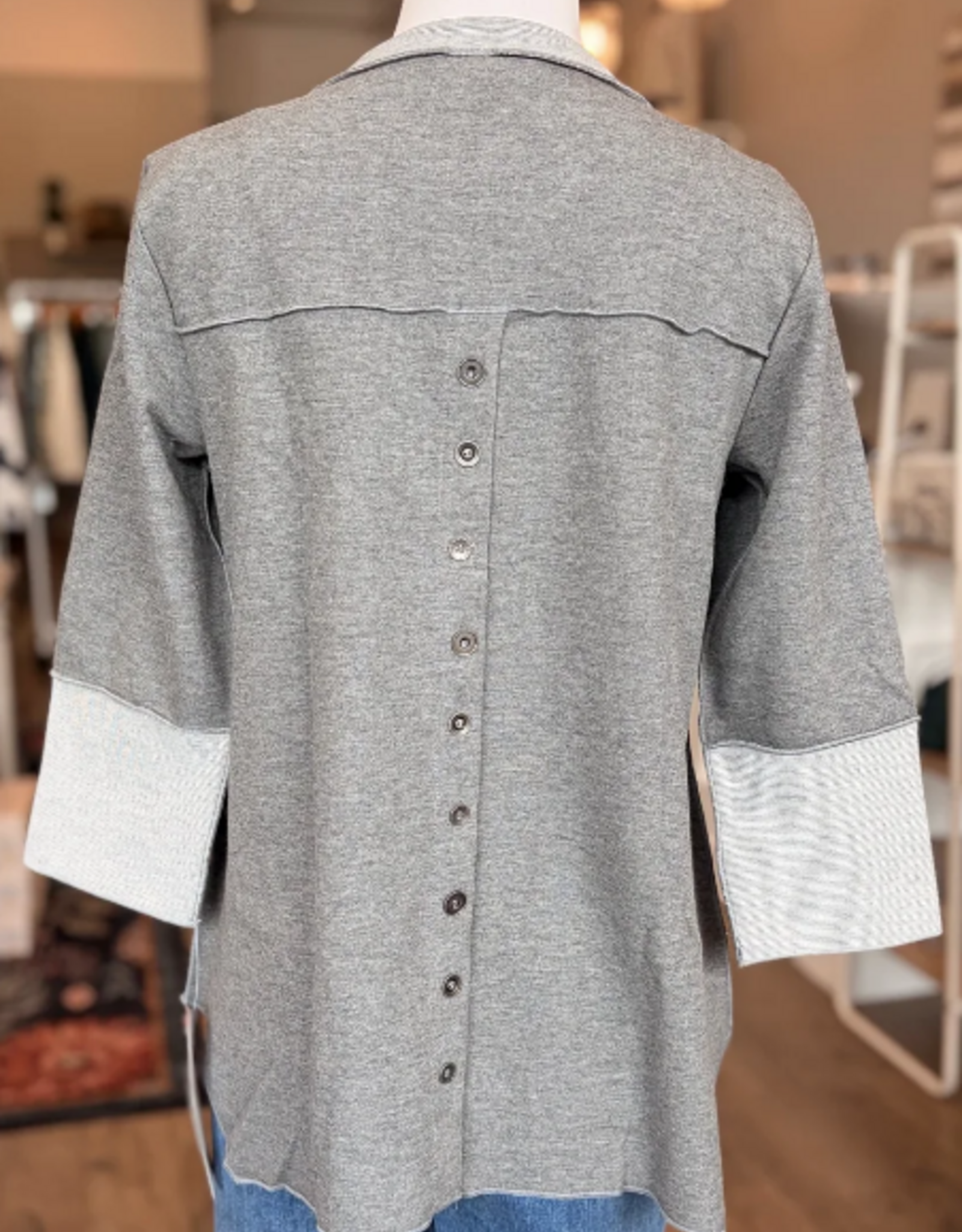 Lulu B Lulu B Grey Two-Tone V-Neck 3/4 Sleeve Button Back Top